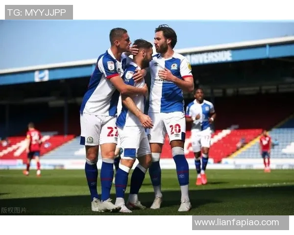 狼队与哈德斯足球激战正酣谁能在这场较量中笑到最后